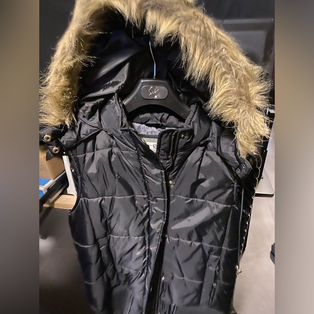 Bomber vest with high neck closure